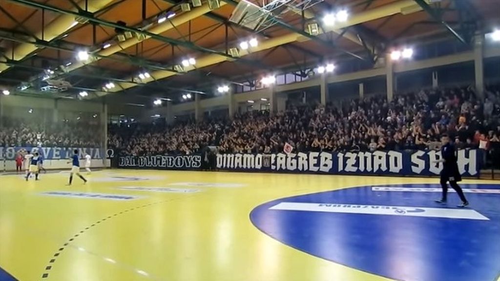 La afición del Dinamo de Zagreb cambia sus cánticos de apoyo por protestas contra el club