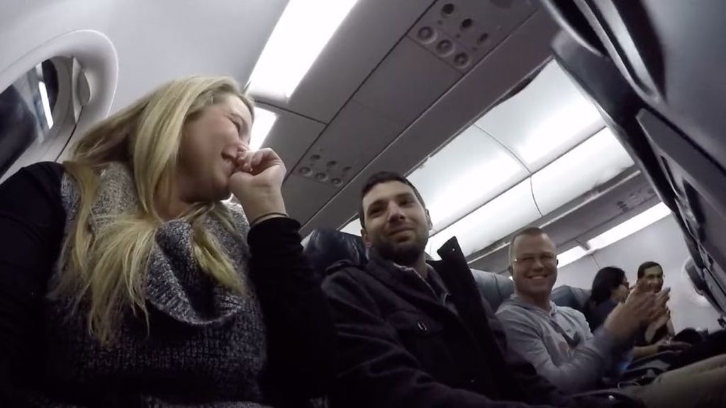 El piloto de un avión anuncia a uno de sus pasajeros que va a ser padre