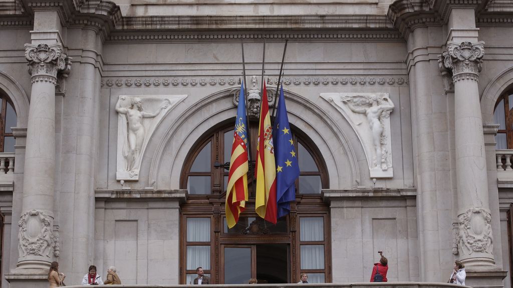 Banderas a media asta en el Ayuntamiento de Valencia por la muerte de Barberá