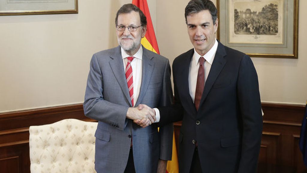 Rajoy se entrevista con Sánchez en el Congreso