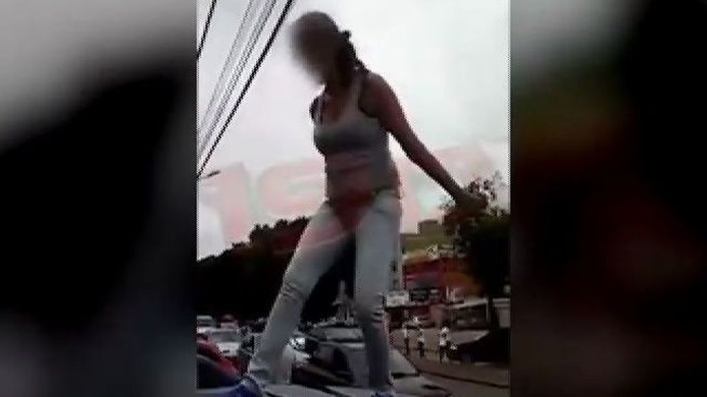 Una mujer embarazada destroza el coche de su marido por una infidelidad