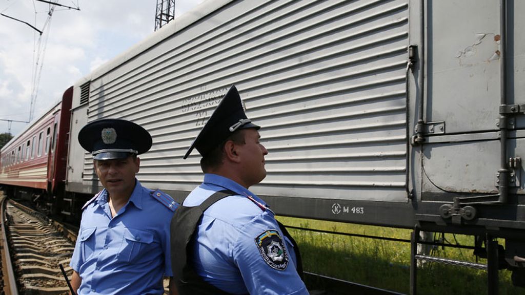El tren con los restos de las víctimas del MH-17 llega a la ciudad de Kharkiv