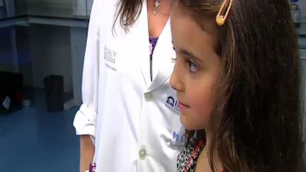 Una niña dona el regalo de su comunión para investigar el cáncer