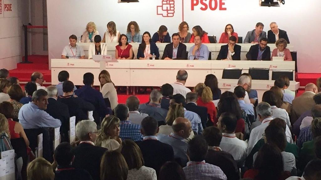 El Comité Federal del PSOE comienza con horas de retraso y tras varios recesos