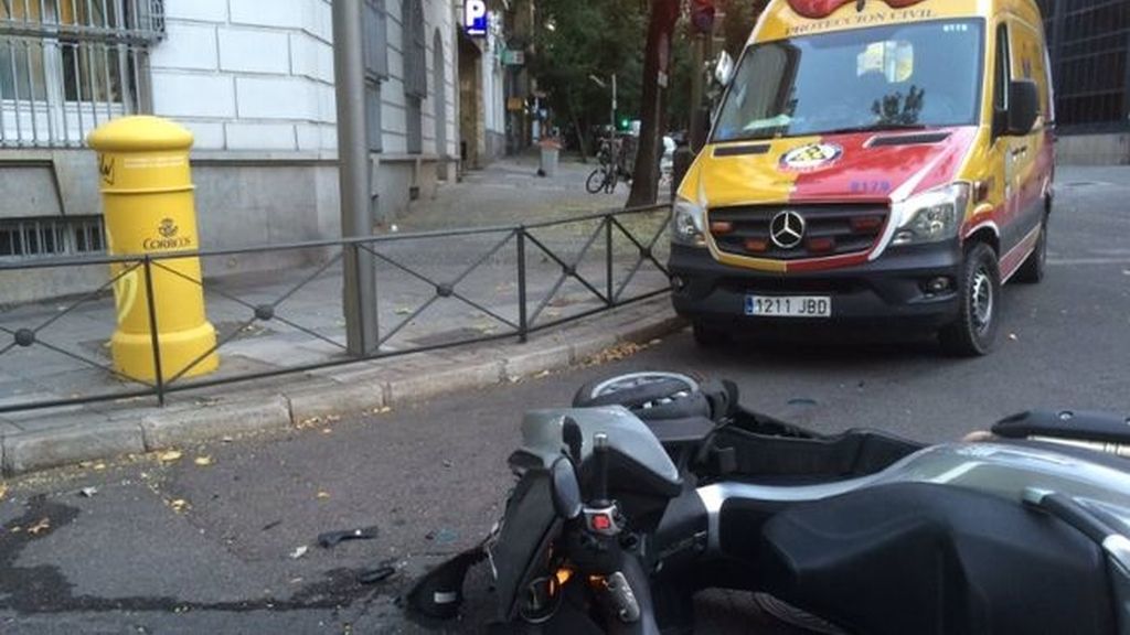 Un accidente de moto deja tres heridos, uno de ellos muy grave, en Madrid