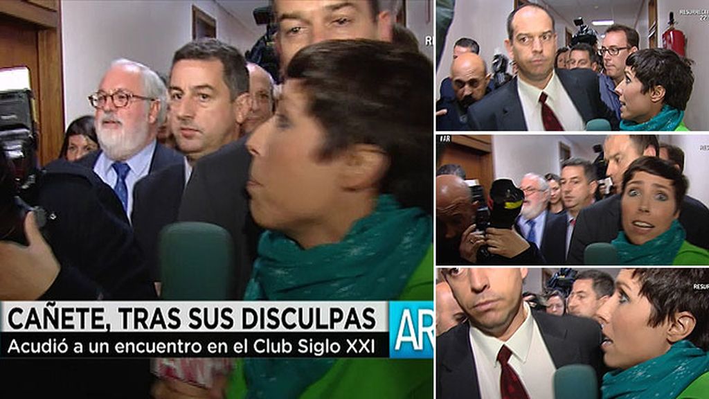 Marta Nebot recibe un codazo cuando intenta hablar con Miguel Arias Cañete