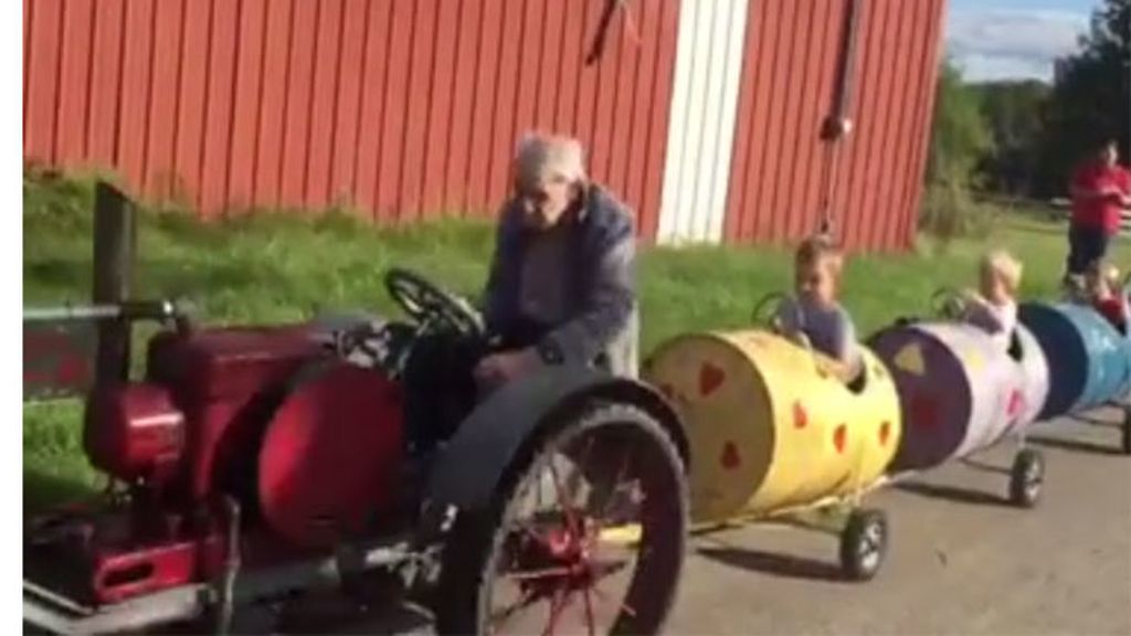 Un abuelo con alzheimer pasea a sus nietos en el trenecito que él mismo construyó