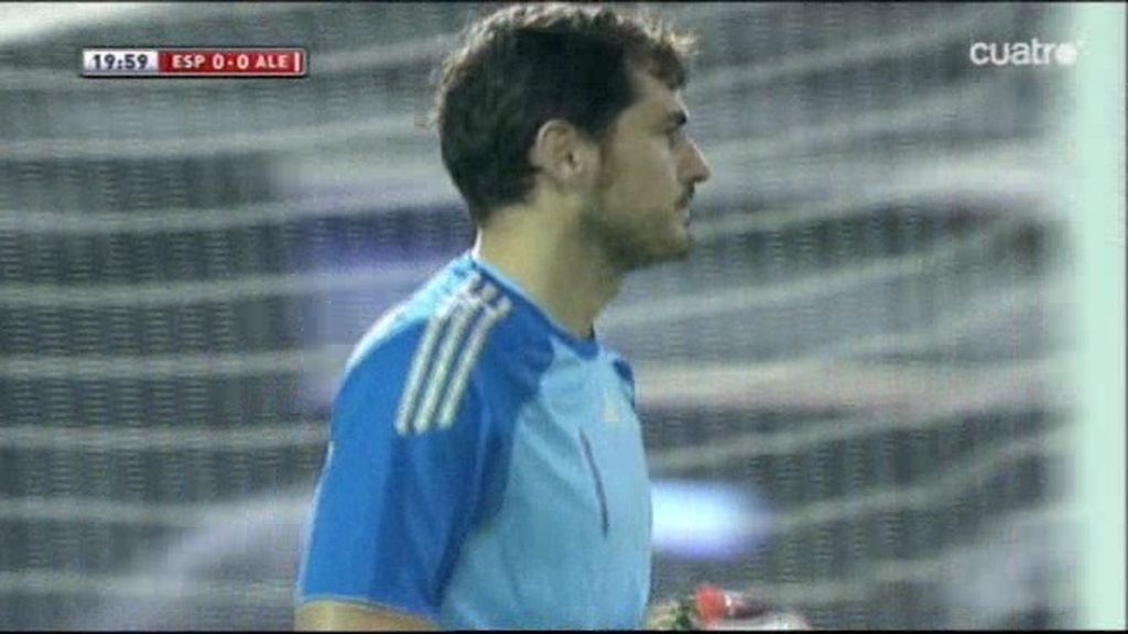 Paradón a una mano de Iker Casillas tras la volea de Götze