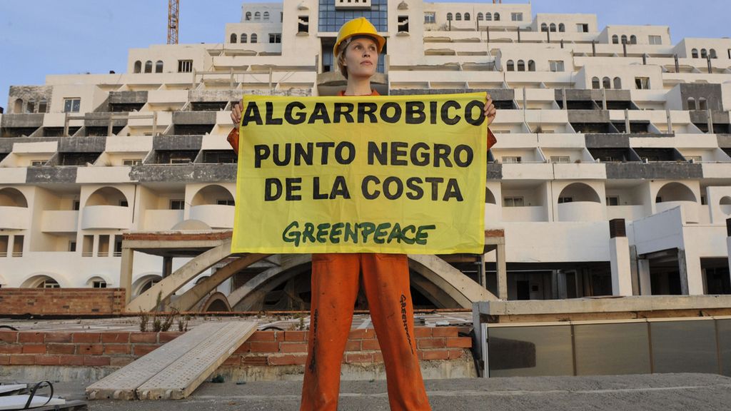 Greenpeace pinta de negro parte de la fachada del hotel El Algarrobico
