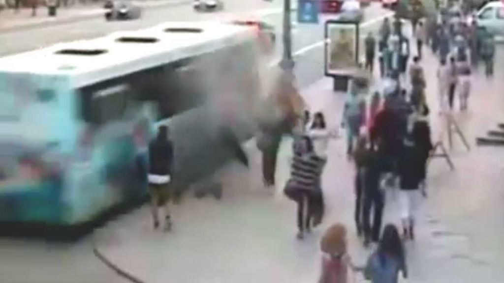 Un autobús atropella a decenas de peatones en Rusia