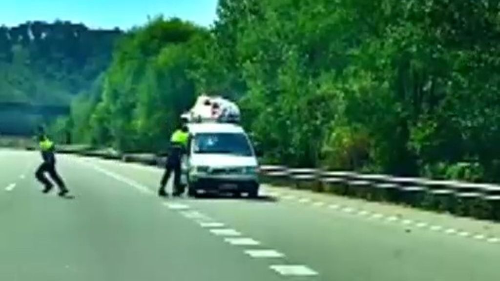 La persecución policial a una furgoneta... ¡que requiere la ayuda de otros conductores!