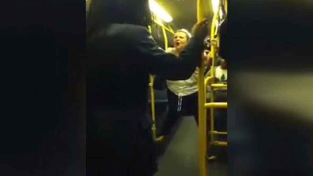 Una joven borracha intenta humillar a un chico negro y hace el ridículo