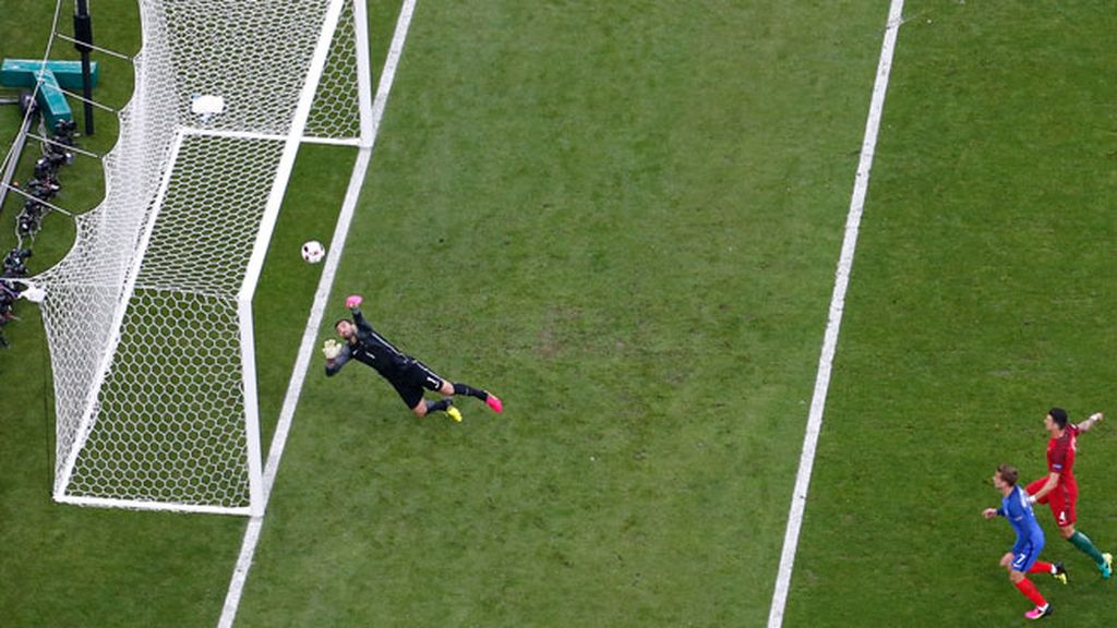 Rui Patrício le saca la primera a Griezmann: ¡Menudo cabezazo del francés!