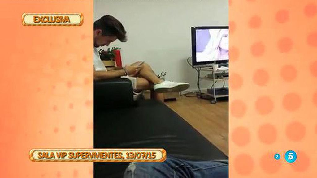 ¿Qué hacía Alejandro Albalá mientras su novia hablaba en el plató de 'SV'?