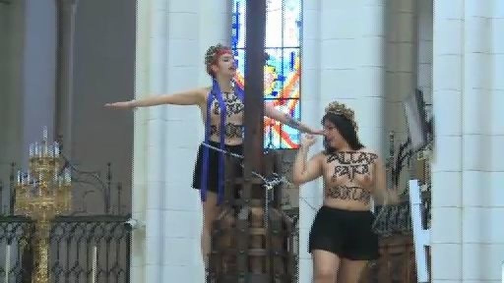 Las FEMEN se han colado en el altar de la catedral de la Almudena