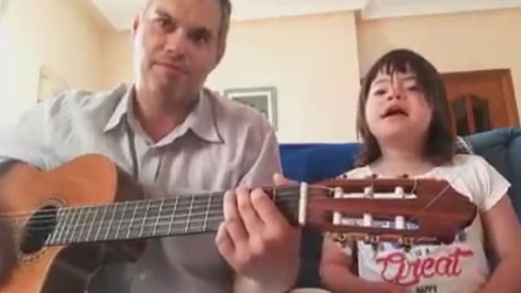 La conmovedora canción de Ángela, una niña 'down' de seis años que triunfa en Facebook