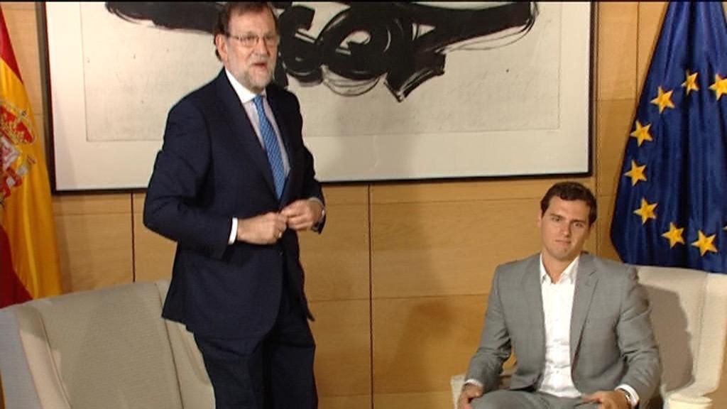 Rivera solo da la mano una vez a Rajoy