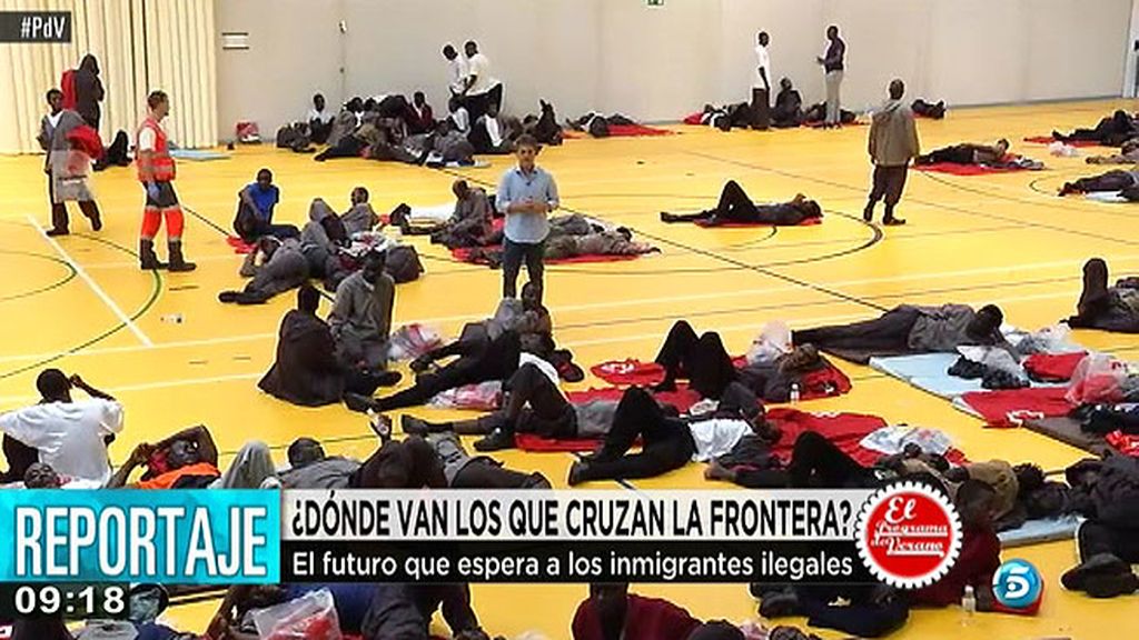 Los centros de internamiento, las comisarías y los polideportivos, colapsados por la llegada masiva de inmigrantes
