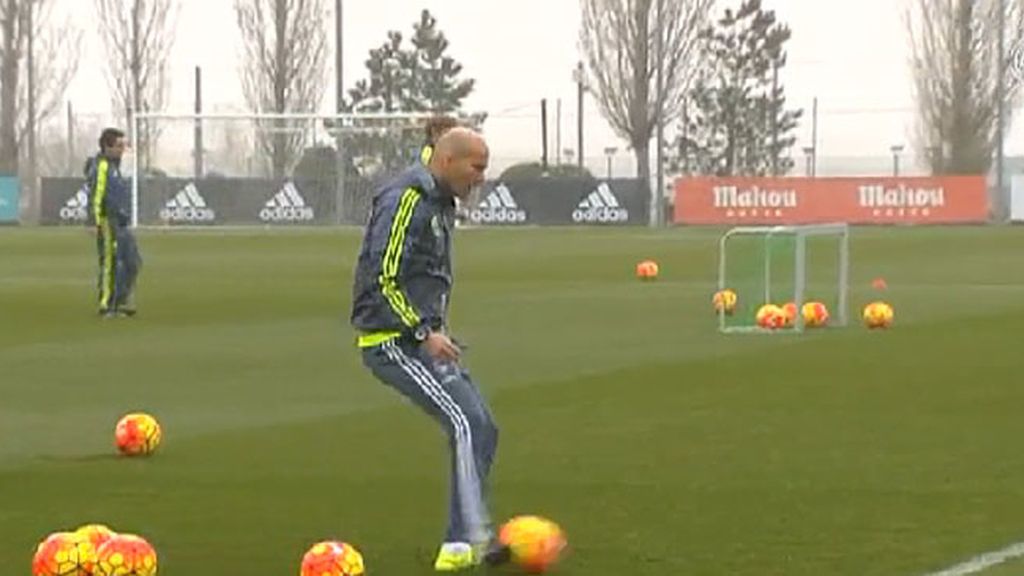 Zidane se pone el 'mono' de trabajo en los entrenamientos