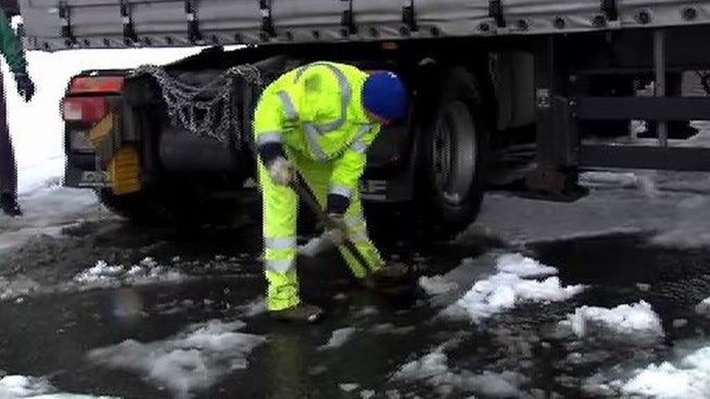 La nieve deja carreteras cortadas y vehículos atrapados en el norte de España