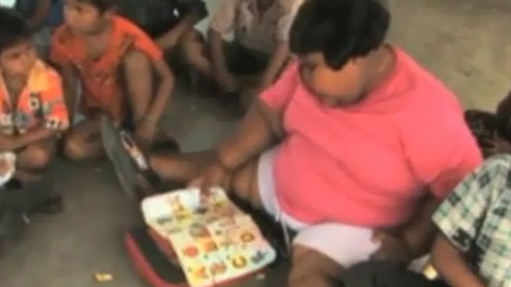 La familia de la niña india que con 9 años pesa 90 kilos pide ayuda