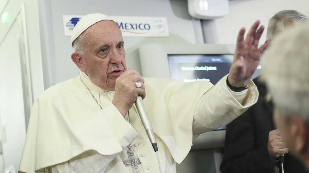 El papa Francisco abre la puerta al uso de anticonceptivos para evitar el zika