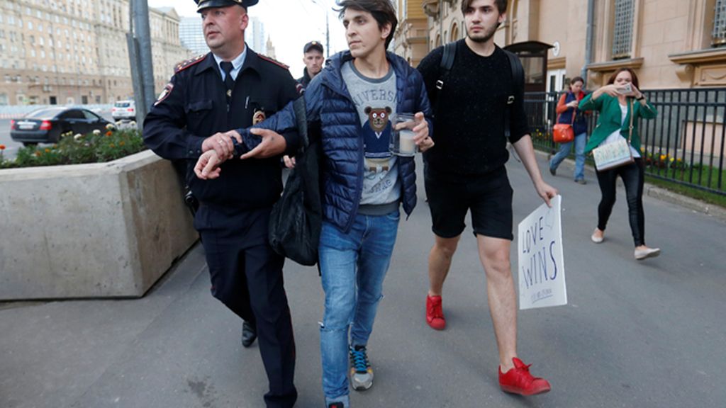 Detenidos dos jóvenes en Moscú por mostrar un cartel que decía "el amor gana"