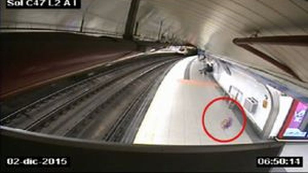 Un globo de helio colapsa el metro de Madrid