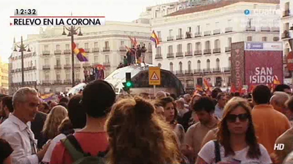 Así fue la manifestación en la Puerta del Sol tras el anuncio de la abdicación del Rey