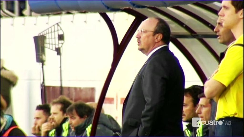 De pie... sentado... dando órdenes... ¡así vivió Rafa Benítez el partido en Ipurúa!