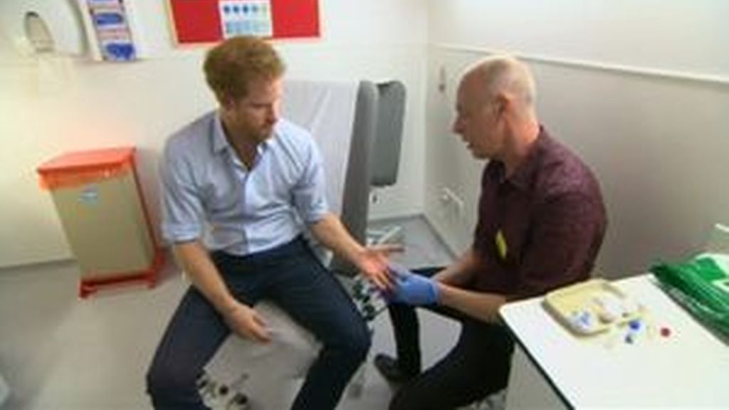 El príncipe Harry se somete a una prueba de VIH en directo