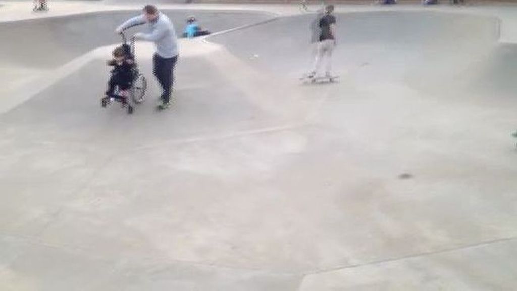 Un padre logra que su hijo paralítico pueda patinar