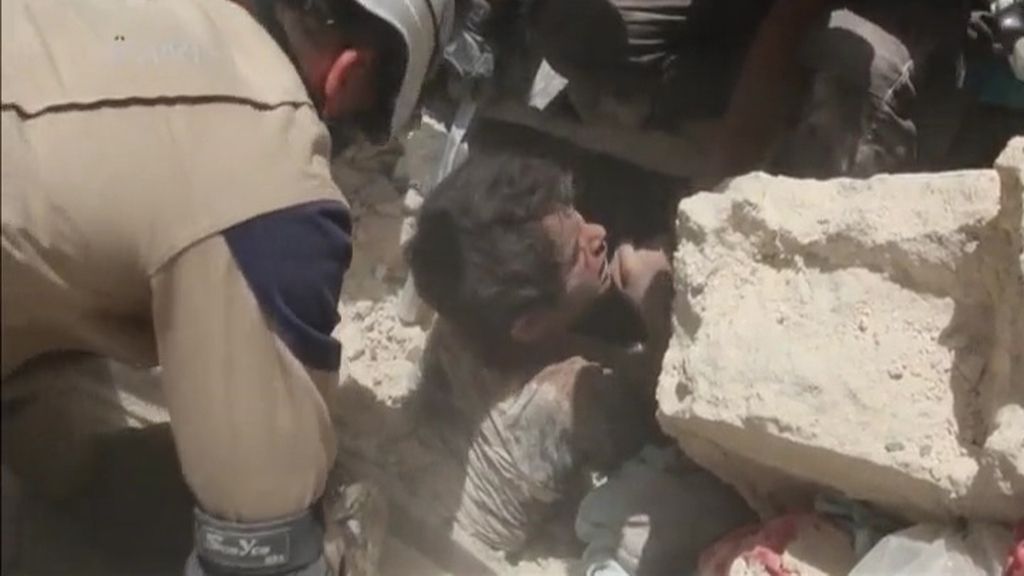 El escalofriante rescate de un niño sirio de entre los escombros de un ataque aéreo