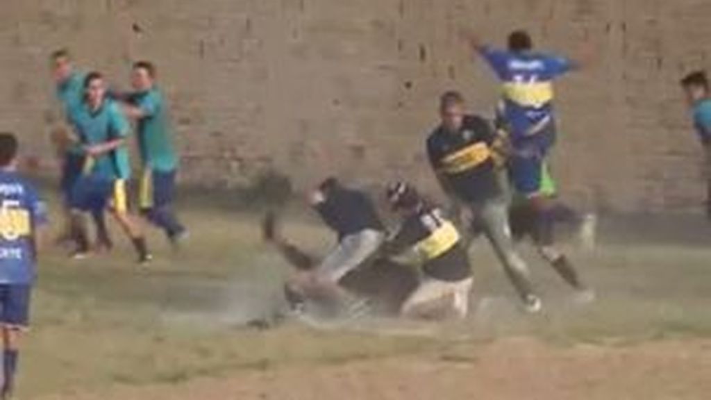 Brutal paliza a un árbitro en Argentina tras pitar un penalti
