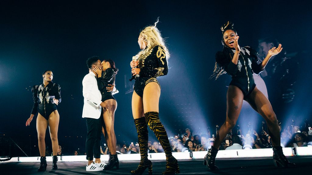 Beyoncé interrumpe su concierto para que le pidan matrimonio a una de sus bailarinas