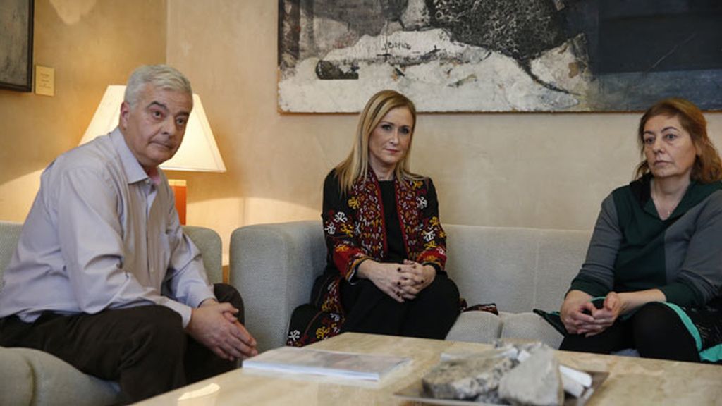 Cifuentes recibe a los padres del niño que se suicidó en Leganés