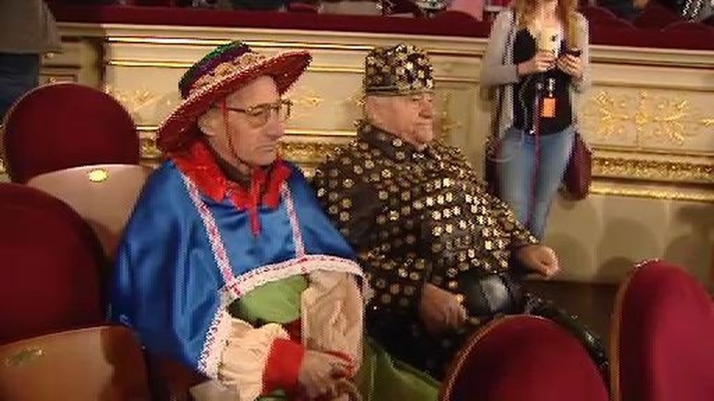 Bolas escapistas, disfraces y nervios en el Teatro Real de Madrid