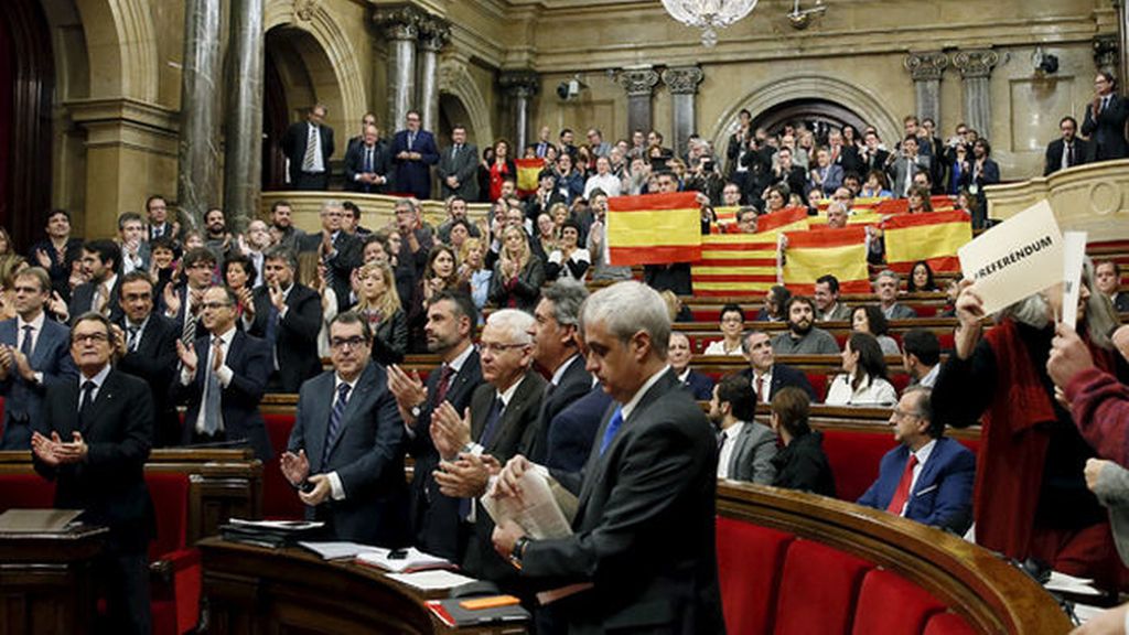 El Parlament aprueba romper con España