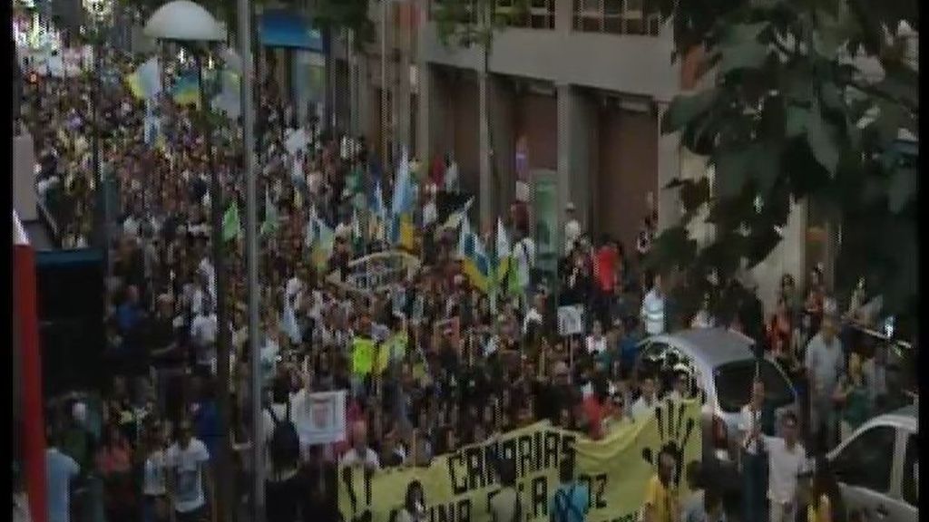 Multitudinaria manifestación en Canarias contra las prosprecciones