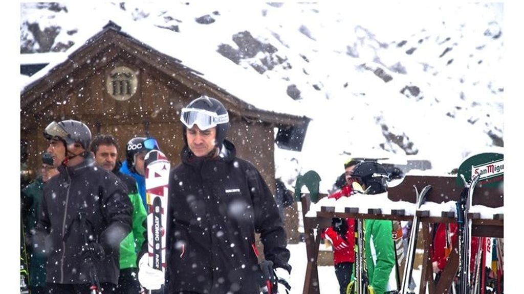 El Príncipe de Asturias, en la nieve con un grupo de amigos
