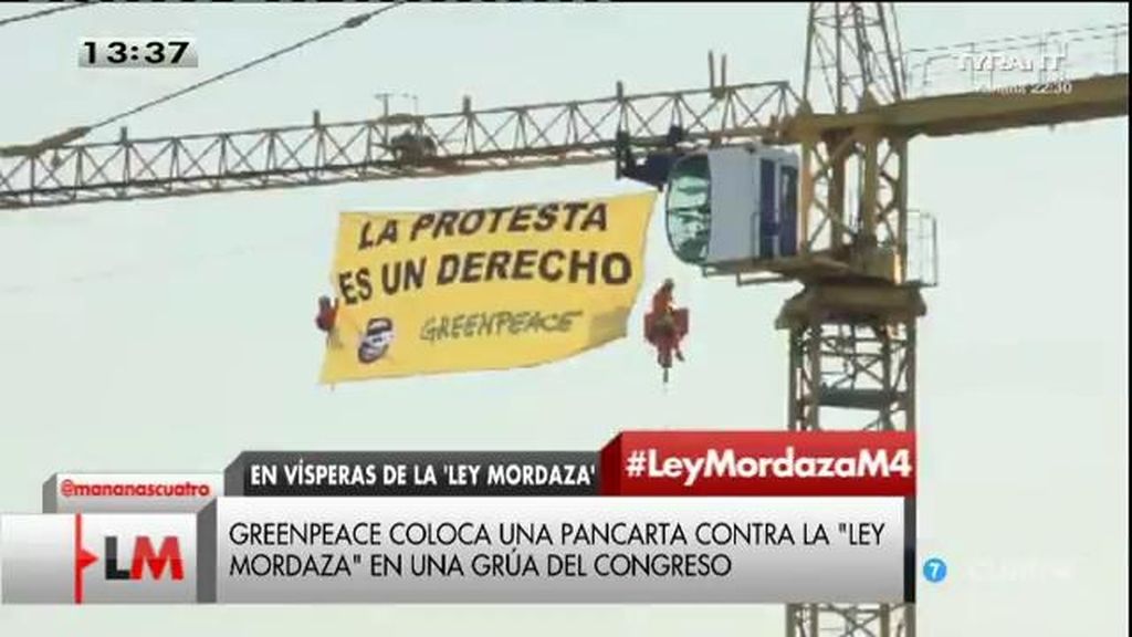 Greenpeace coloca una pancarta contra la ‘ley mordaza’ en una grúa del Congreso