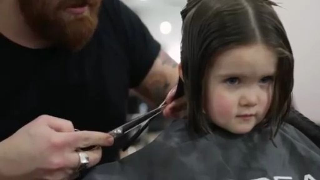 Una niña dona su cabello para los niños con cáncer