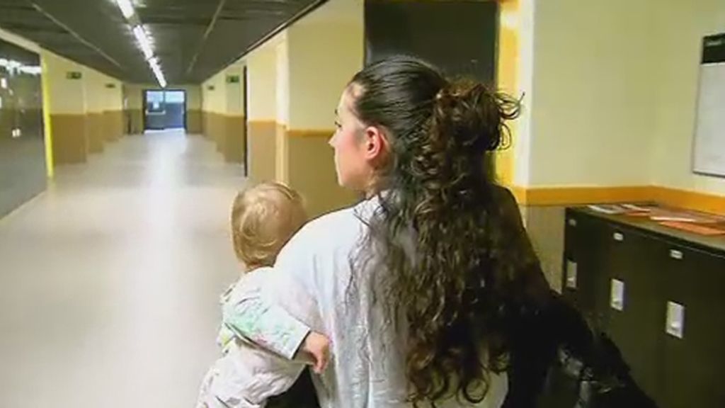 La Universidad de Barcelona le pide a una madre estudiante que no lleve más a su bebé