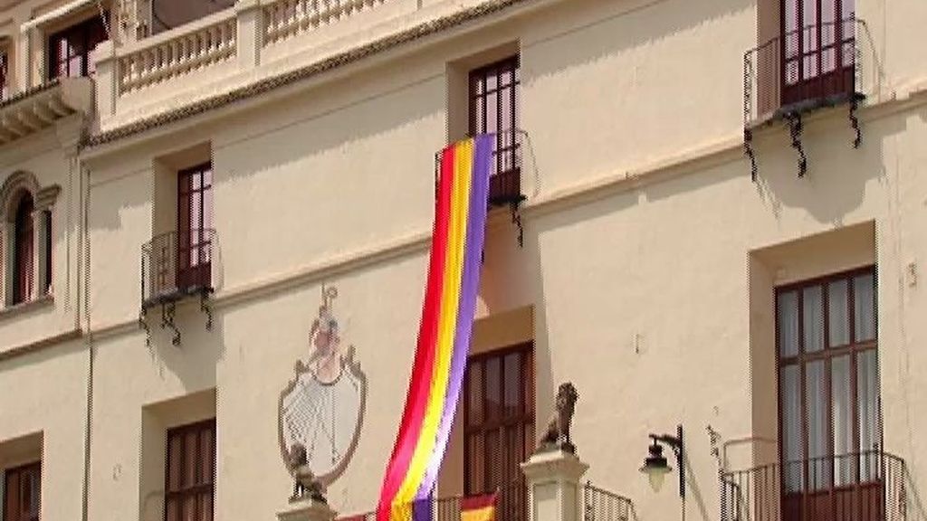 Banderas republicanas ondean en edificios municipales en Onteniente y San Sebastián
