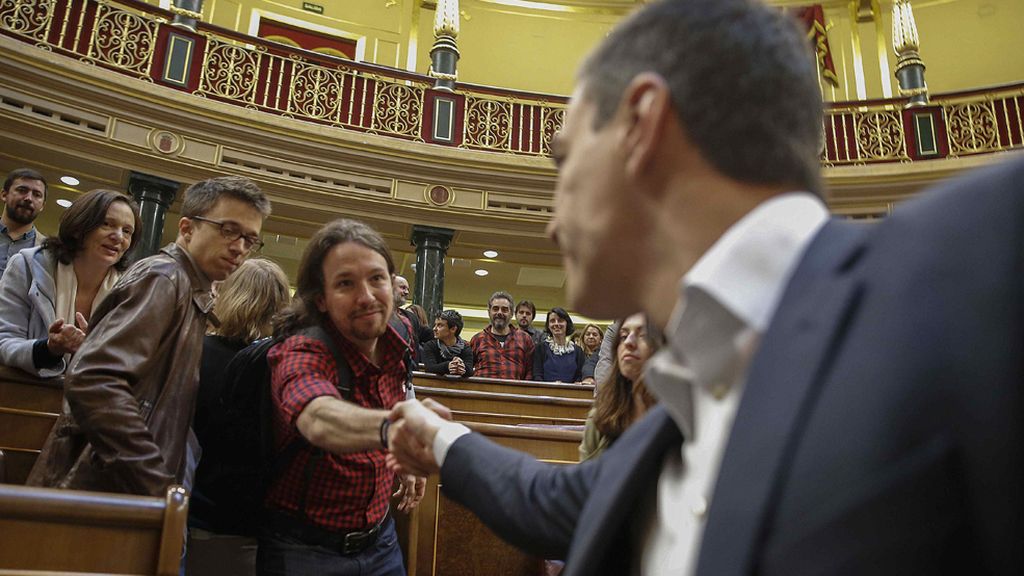 Fugaz saludo entre Pedro Sánchez y Pablo Iglesias en el Congreso