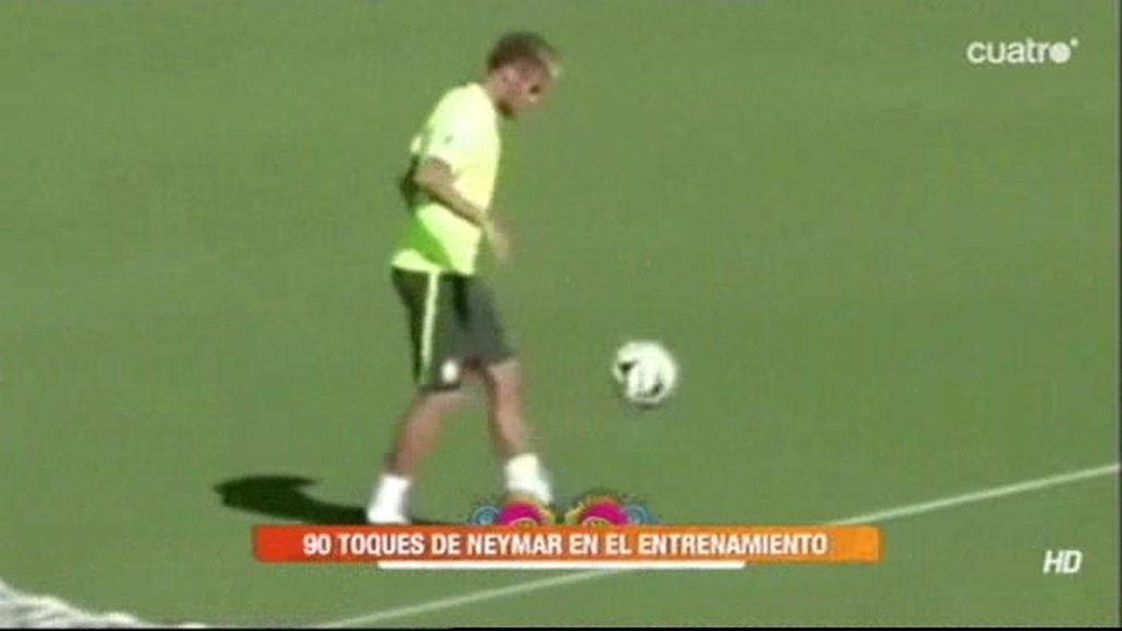 Neymar se entretiene con el balón durante el entrenamiento... ¡y da 90 toques seguidos!