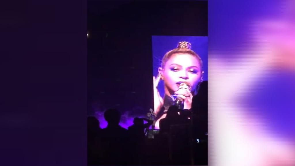 A Beyoncé le sangra la oreja en pleno concierto