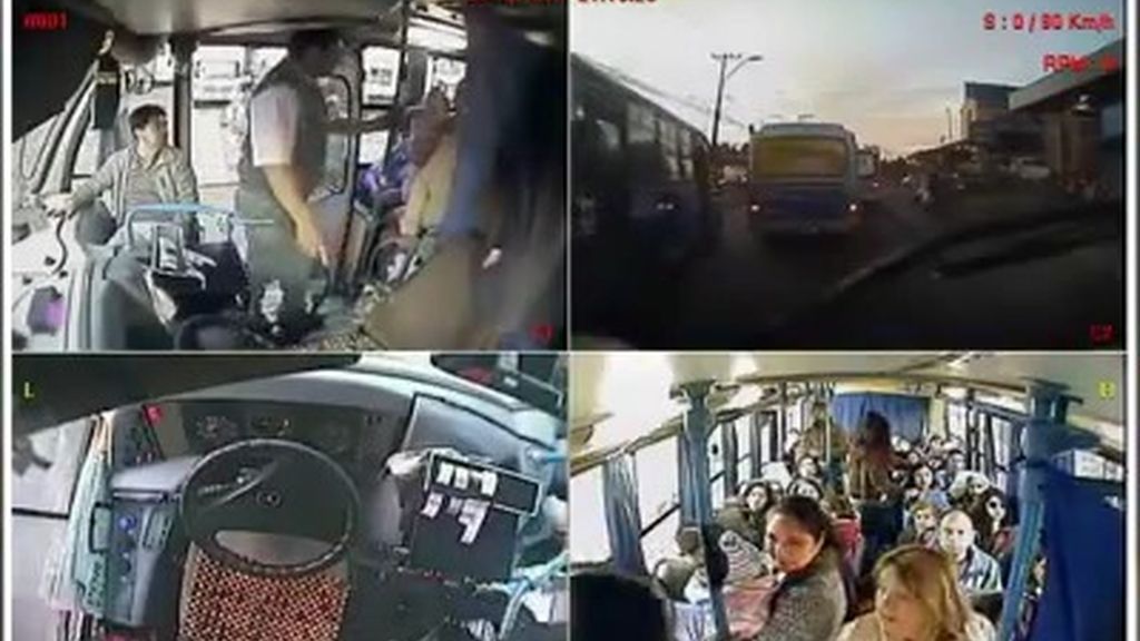 Un conductor de autobús en Chile cede su asiento a una mujer con un bebé Un conductor de autobús en Chile cede su asiento a una mujer con un bebé