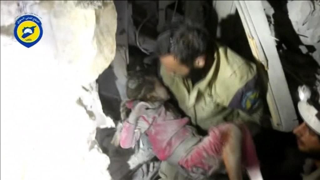 Rescatan a una niña de cinco años atrapada tras un bombardeo en Alepo