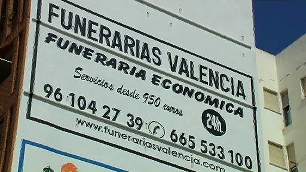 Colocan cartel de una funeraria frente a la unidad de oncología de un hospital en Valencia